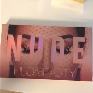Huda Beauty New Nude eyeshadow palette